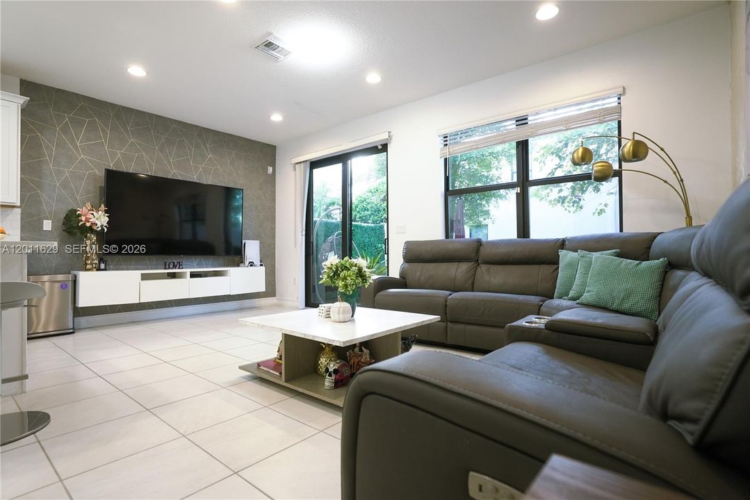 For Sale: $600,000 (3 beds, 2 baths, 1728 Square Feet)