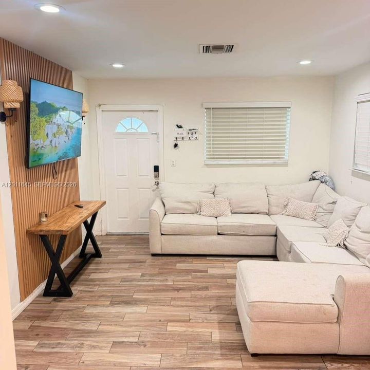 Active With Contract: $2,800 (2 beds, 1 baths, 920 Square Feet)