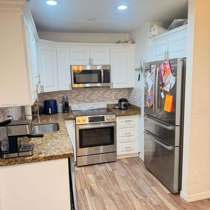 Active With Contract: $2,800 (2 beds, 1 baths, 920 Square Feet)
