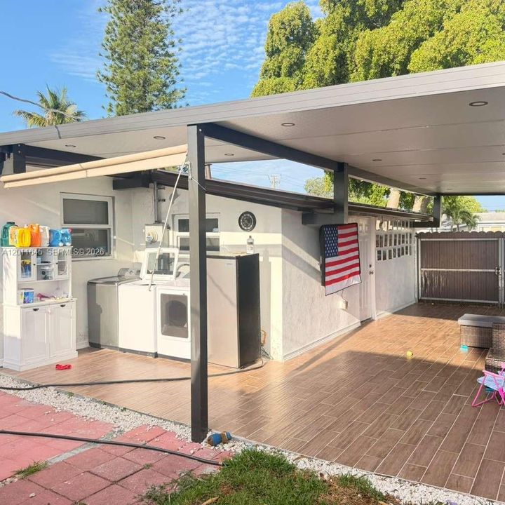 Active With Contract: $2,800 (2 beds, 1 baths, 920 Square Feet)