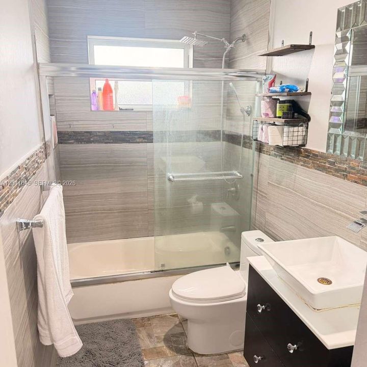 Active With Contract: $2,800 (2 beds, 1 baths, 920 Square Feet)