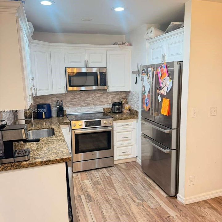Active With Contract: $2,800 (2 beds, 1 baths, 920 Square Feet)