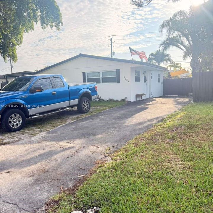 Active With Contract: $2,800 (2 beds, 1 baths, 920 Square Feet)
