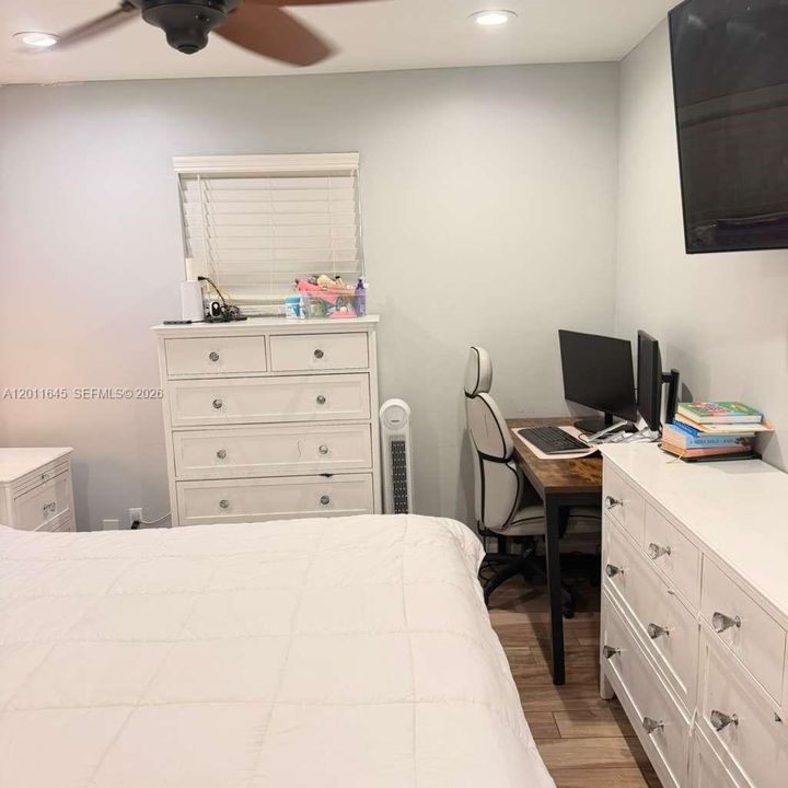 Active With Contract: $2,800 (2 beds, 1 baths, 920 Square Feet)