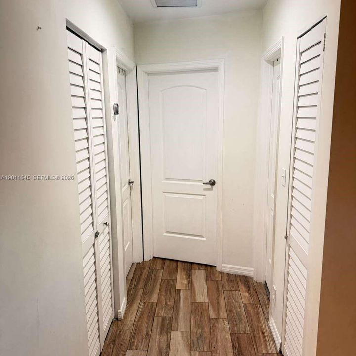Active With Contract: $2,800 (2 beds, 1 baths, 920 Square Feet)