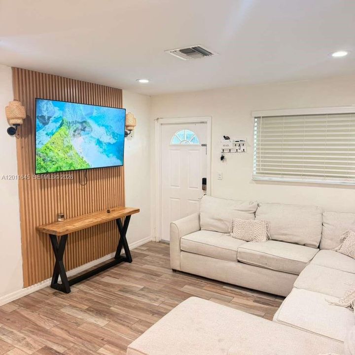 Active With Contract: $2,800 (2 beds, 1 baths, 920 Square Feet)
