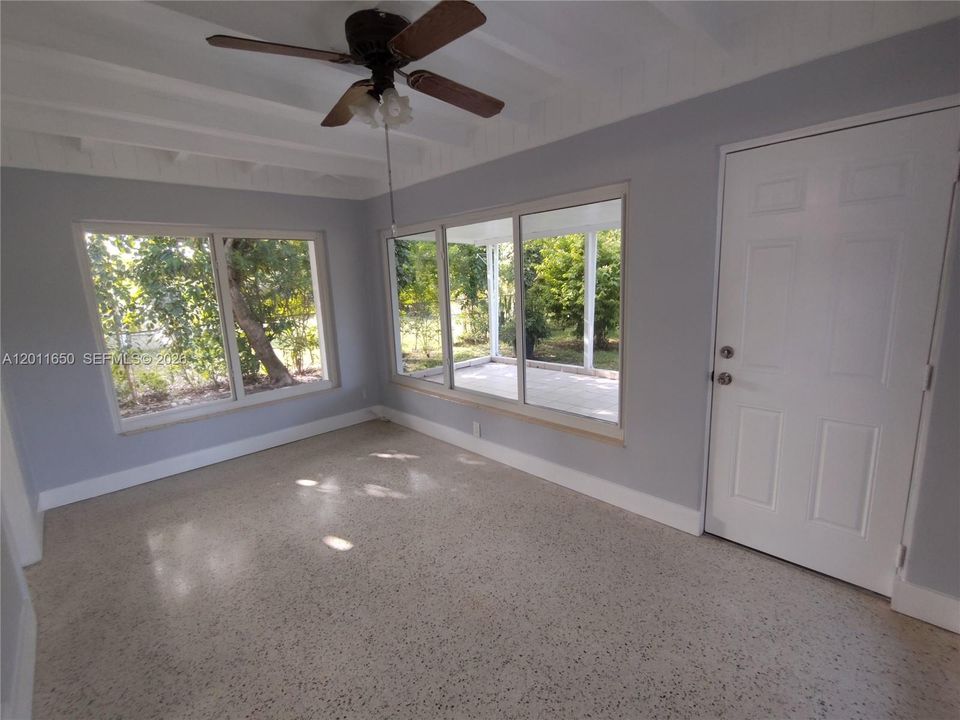 Active With Contract: $420,000 (2 beds, 1 baths, 976 Square Feet)