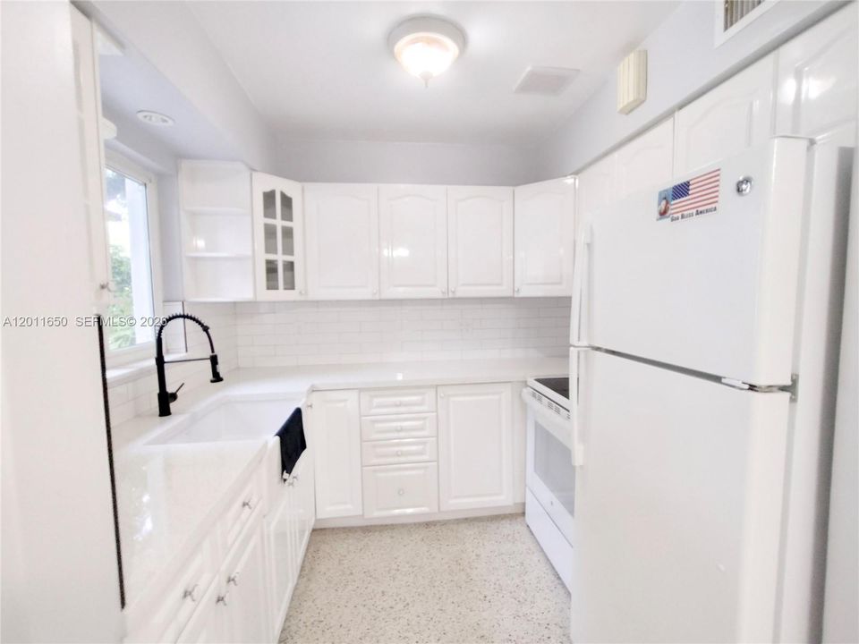Active With Contract: $420,000 (2 beds, 1 baths, 976 Square Feet)