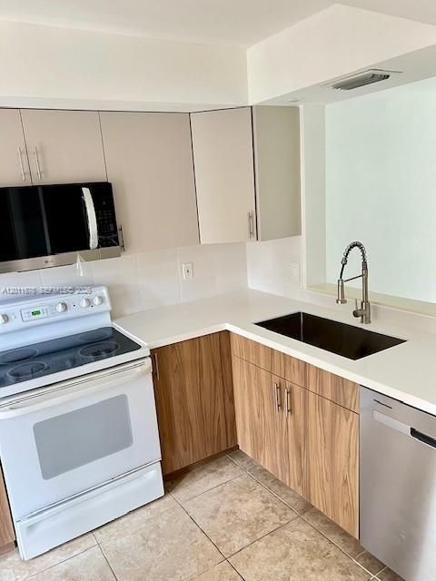 For Sale: $249,636 (2 beds, 2 baths, 1100 Square Feet)