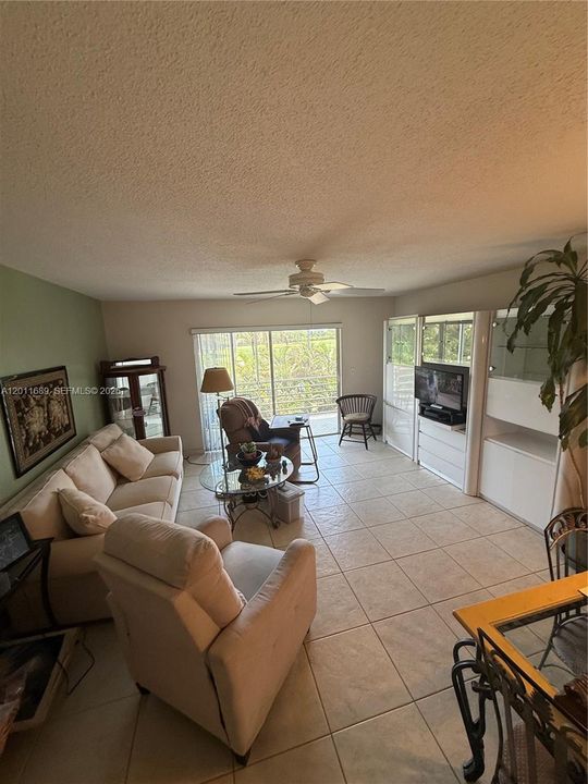 For Sale: $139,000 (1 beds, 1 baths, 830 Square Feet)