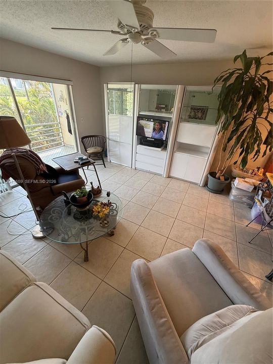 For Sale: $139,000 (1 beds, 1 baths, 830 Square Feet)
