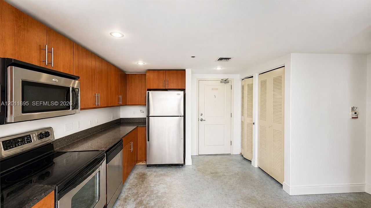 For Sale: $299,000 (2 beds, 1 baths, 836 Square Feet)