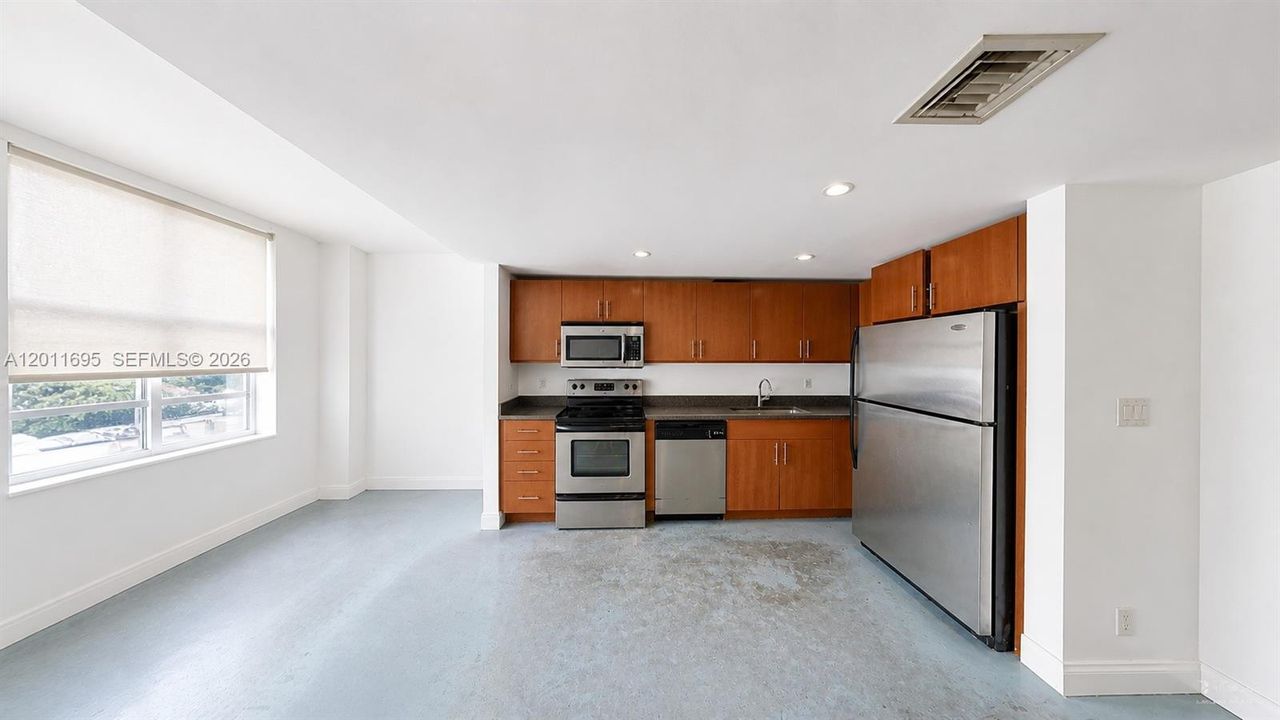 For Sale: $299,000 (2 beds, 1 baths, 836 Square Feet)
