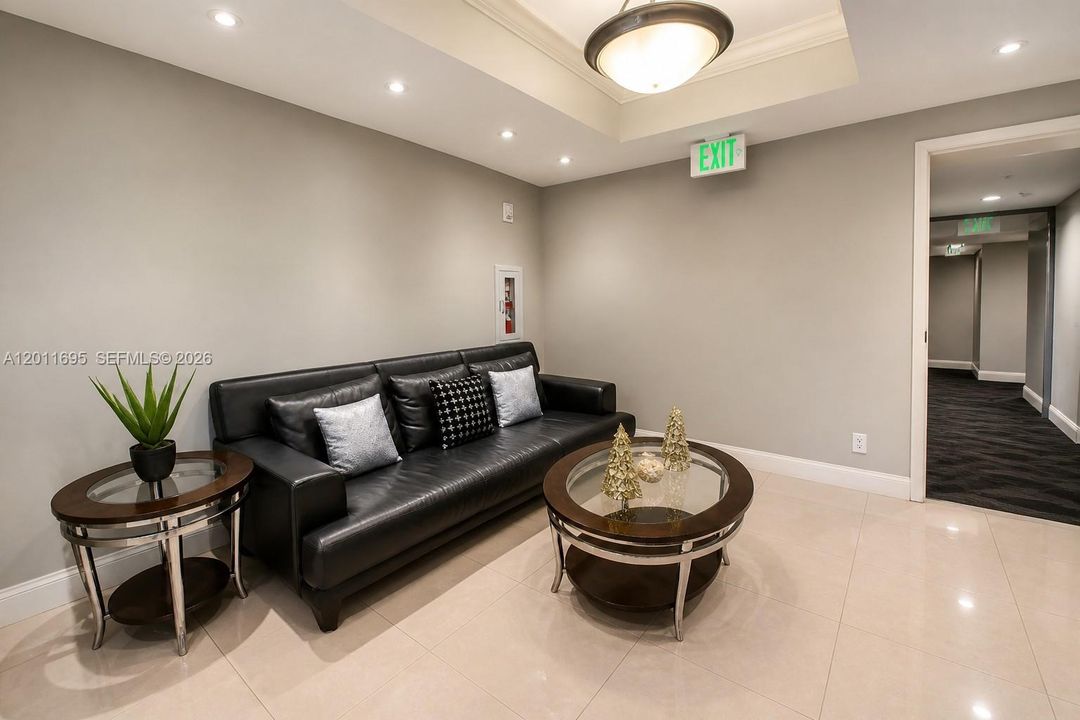 For Sale: $299,000 (2 beds, 1 baths, 836 Square Feet)