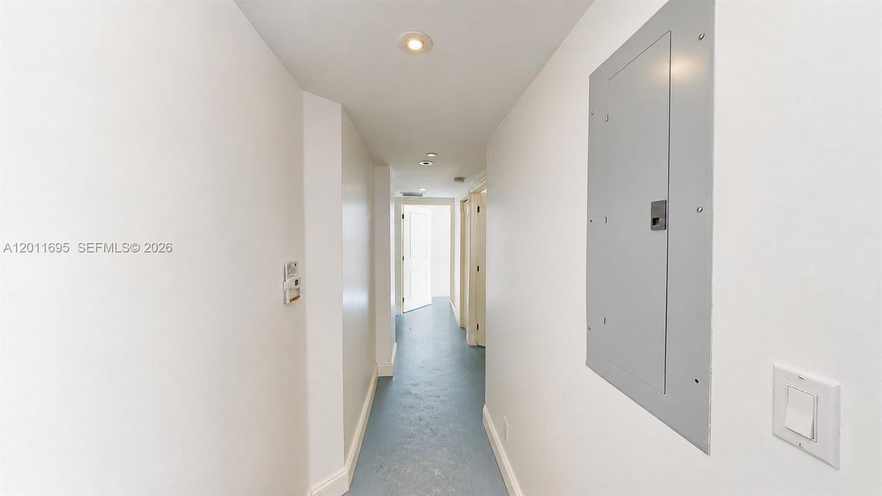 For Sale: $299,000 (2 beds, 1 baths, 836 Square Feet)