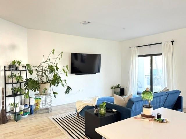 For Rent: $2,700 (2 beds, 2 baths, 1384 Square Feet)