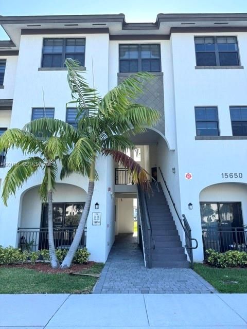 For Rent: $2,700 (2 beds, 2 baths, 1384 Square Feet)