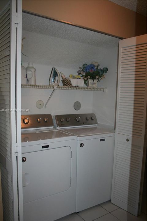 For Sale: $539,900 (3 beds, 2 baths, 2006 Square Feet)
