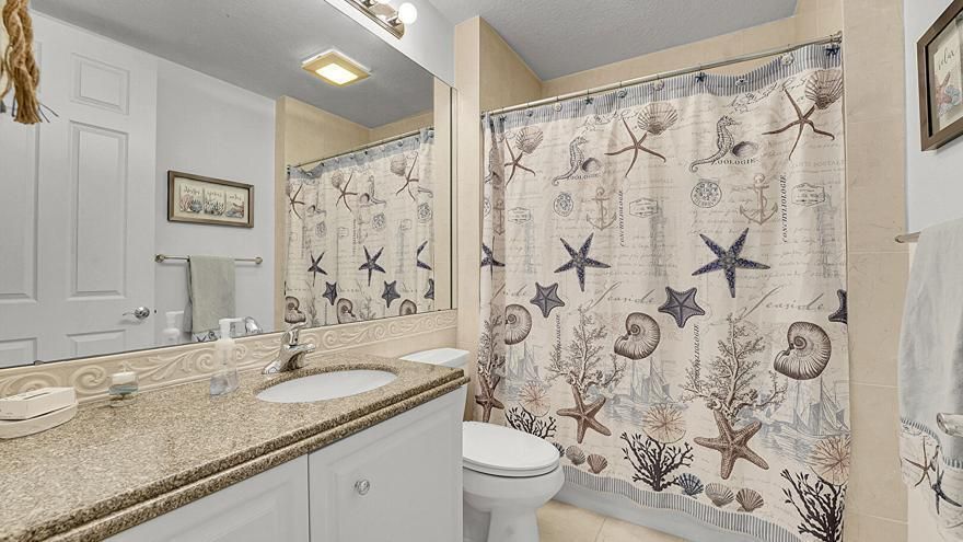 02 Guest Bath Tub like new!