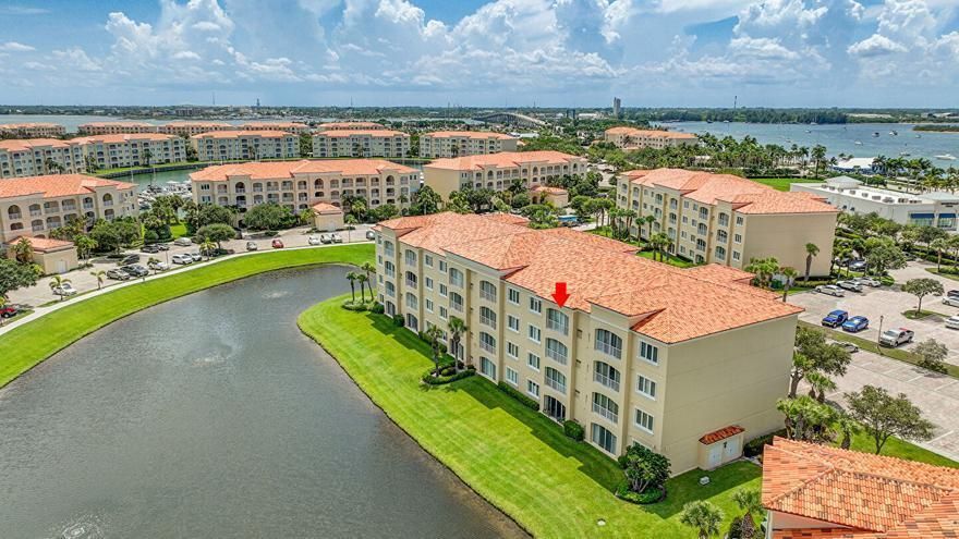 02 35 Rear view and view of Indian River