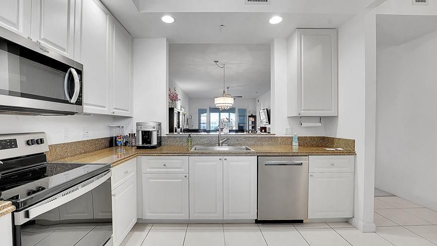 02 8 Kitchen w stainelss farmhouse sink