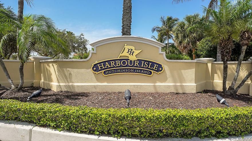 02 41 Harbour Isle Sign