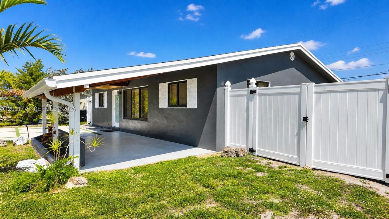 Active With Contract: $3,600 (3 beds, 2 baths, 1176 Square Feet)