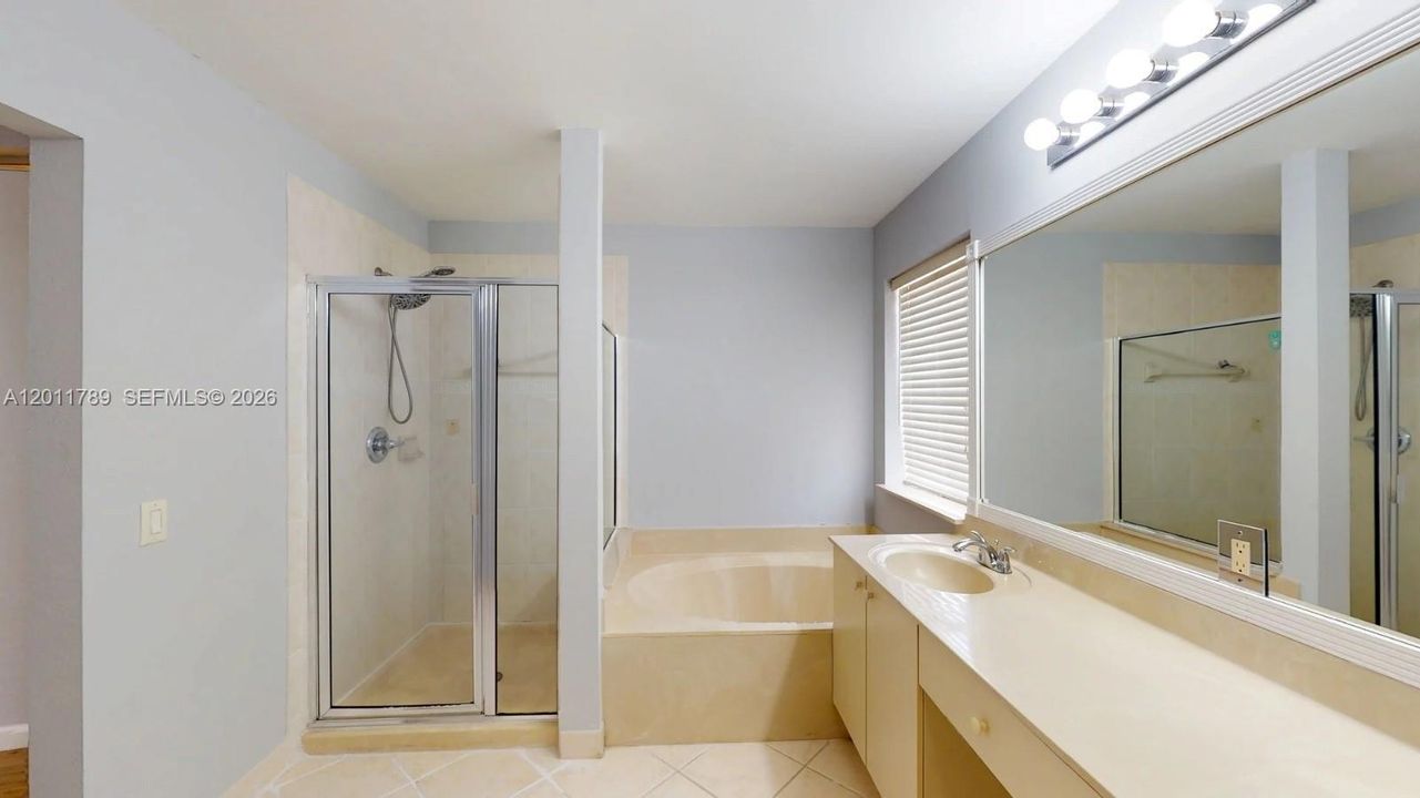 Activo con contrato: $5,500 (5 camas, 3 baños, 2560 Pies cuadrados)