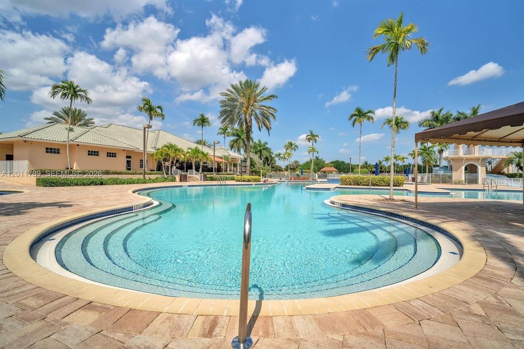 Activo con contrato: $5,500 (5 camas, 3 baños, 2560 Pies cuadrados)