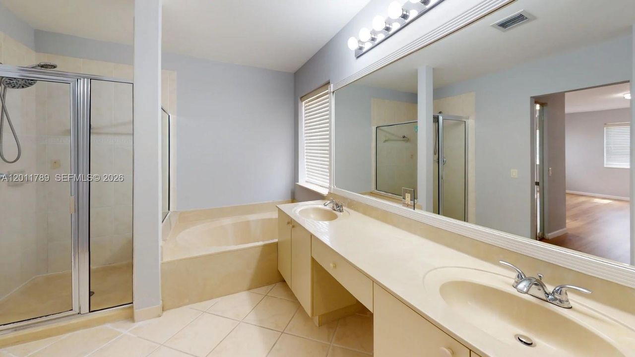 Activo con contrato: $5,500 (5 camas, 3 baños, 2560 Pies cuadrados)