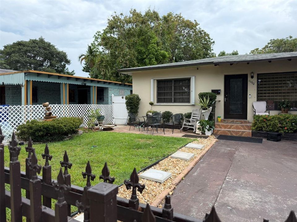 For Sale: $515,000 (2 beds, 1 baths, 1116 Square Feet)