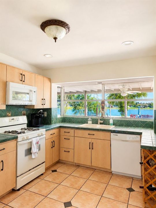 For Sale: $840,000 (3 beds, 2 baths, 1472 Square Feet)