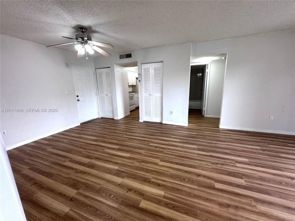 Activo con contrato: $1,800 (2 camas, 2 baños, 980 Pies cuadrados)