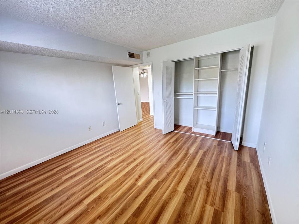 Activo con contrato: $1,800 (2 camas, 2 baños, 980 Pies cuadrados)
