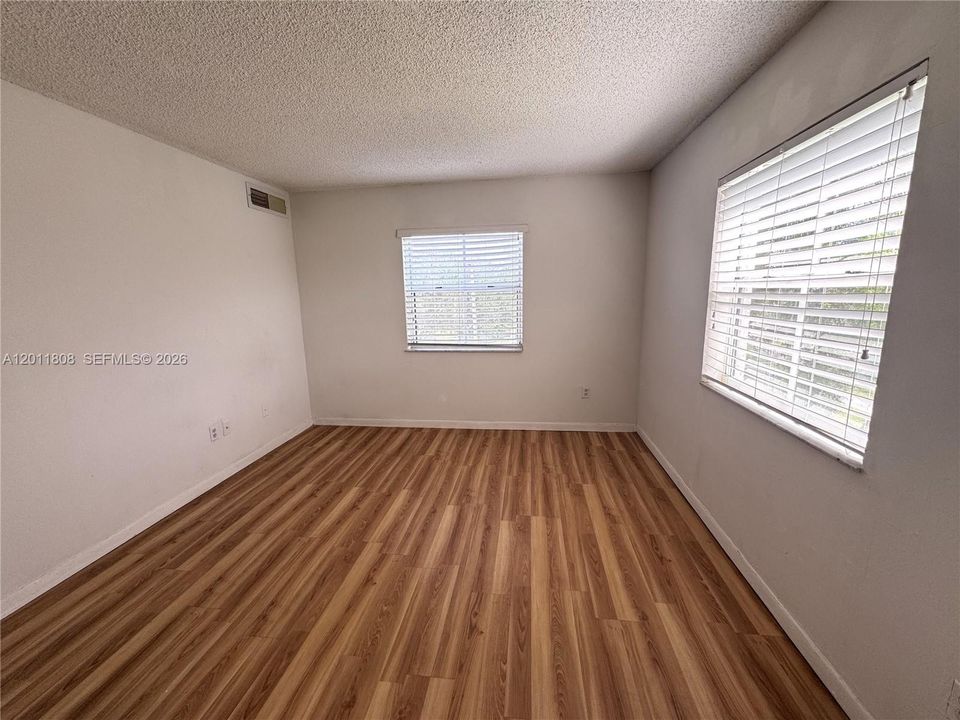 Activo con contrato: $1,800 (2 camas, 2 baños, 980 Pies cuadrados)