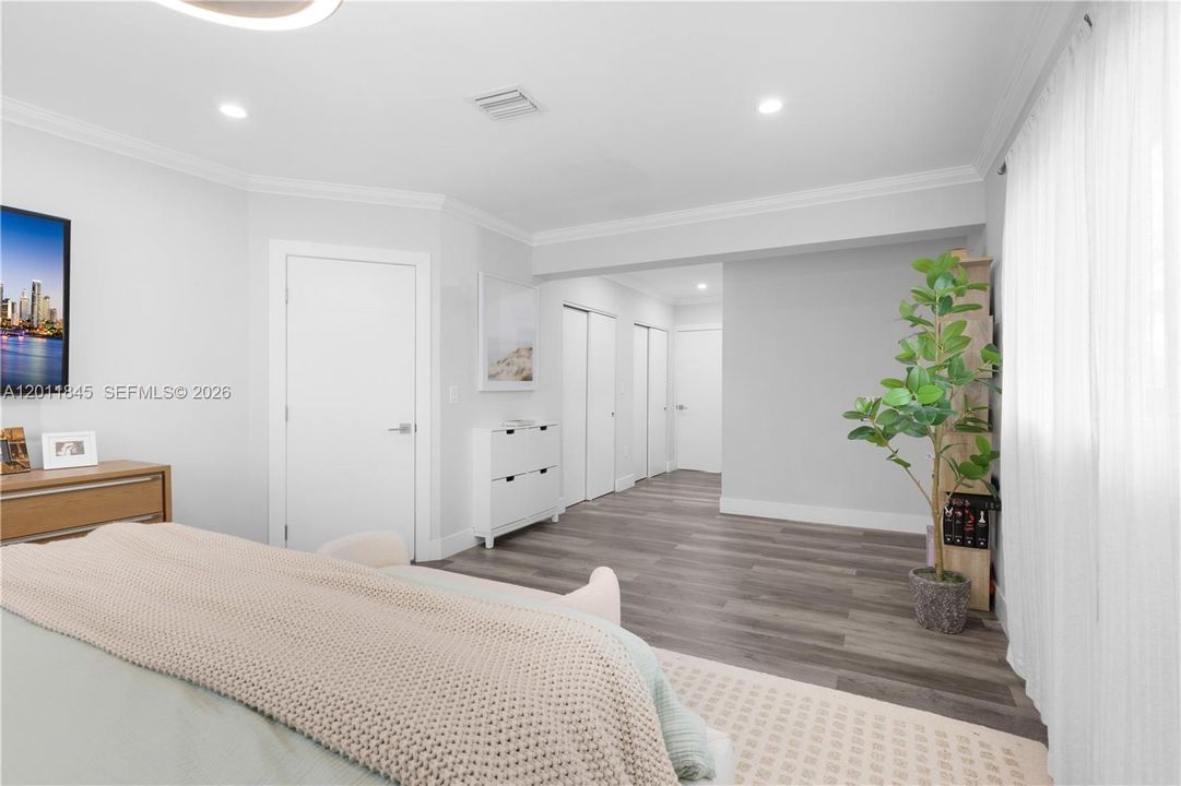 Recently Rented: $5,000 (3 beds, 2 baths, 1800 Square Feet)