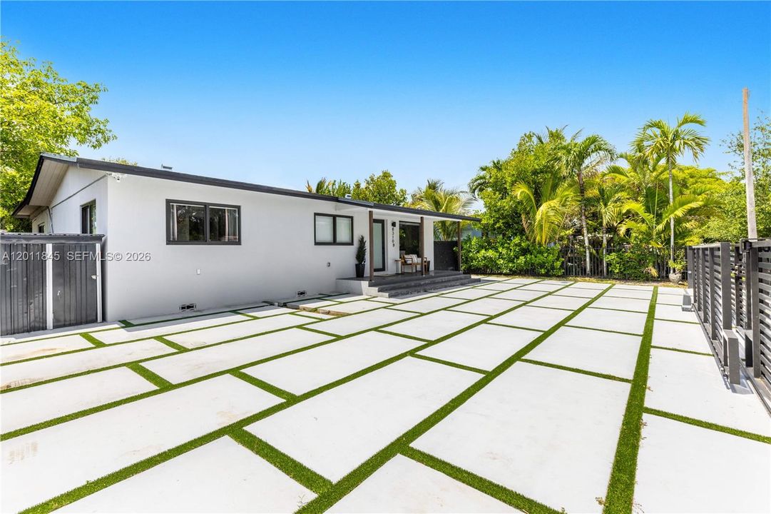 Recently Rented: $5,000 (3 beds, 2 baths, 1800 Square Feet)