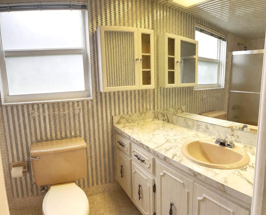 MBA Retro vintage bathroom with patterne