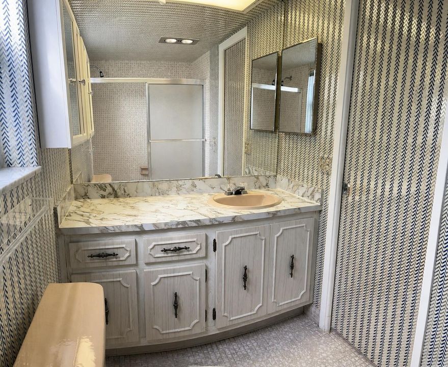 MBAClassic retro bathroom with patterned