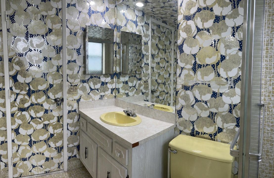 BA2 Retro floral bathroom with mirrored