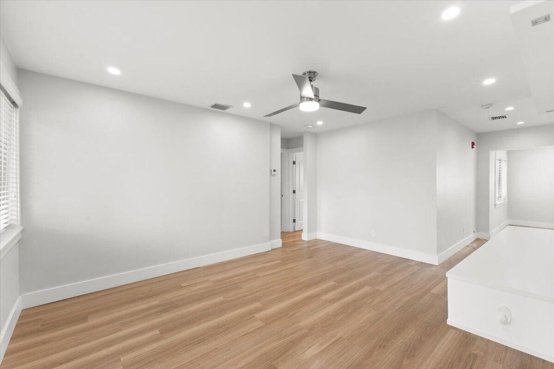 Livingroom.jpg 26