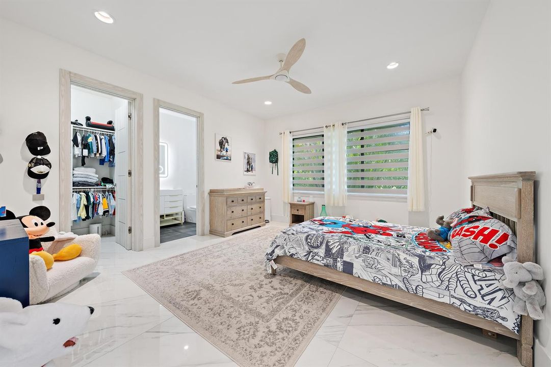 Middle bedroom