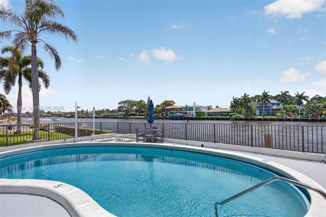 For Sale: $245,000 (1 beds, 1 baths, 678 Square Feet)