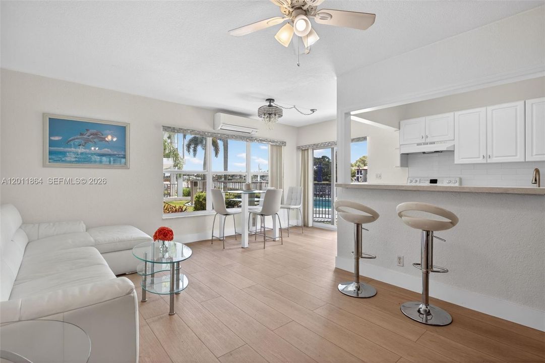 For Sale: $245,000 (1 beds, 1 baths, 678 Square Feet)