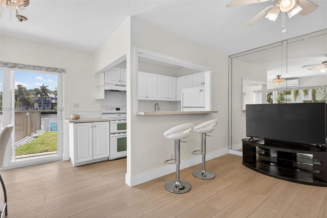 For Sale: $245,000 (1 beds, 1 baths, 678 Square Feet)