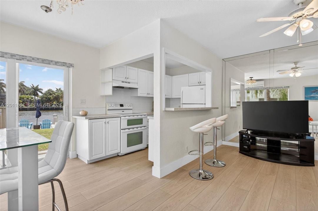 For Sale: $245,000 (1 beds, 1 baths, 678 Square Feet)