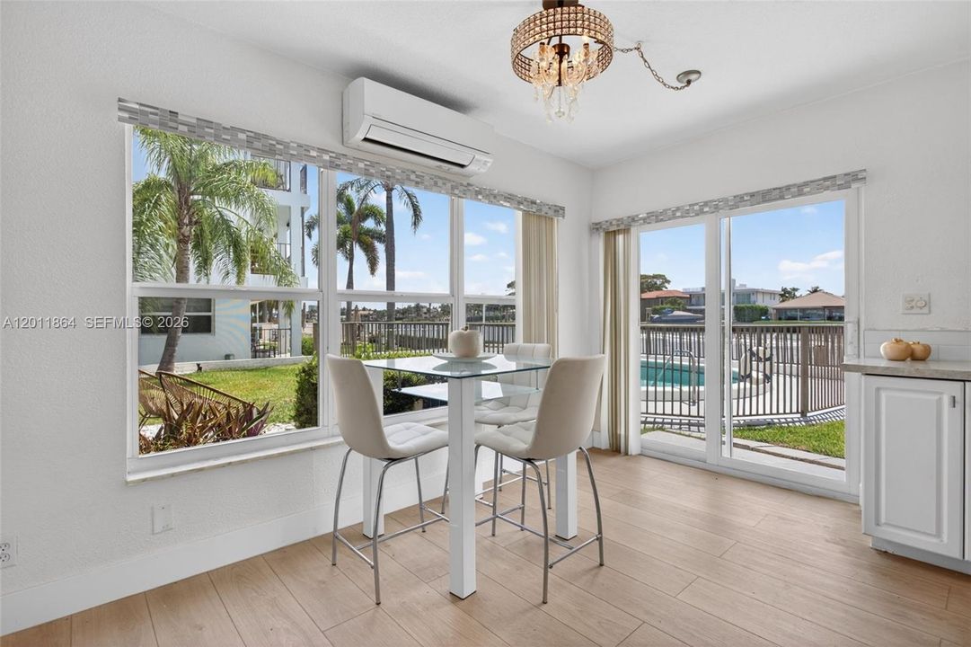 For Sale: $245,000 (1 beds, 1 baths, 678 Square Feet)