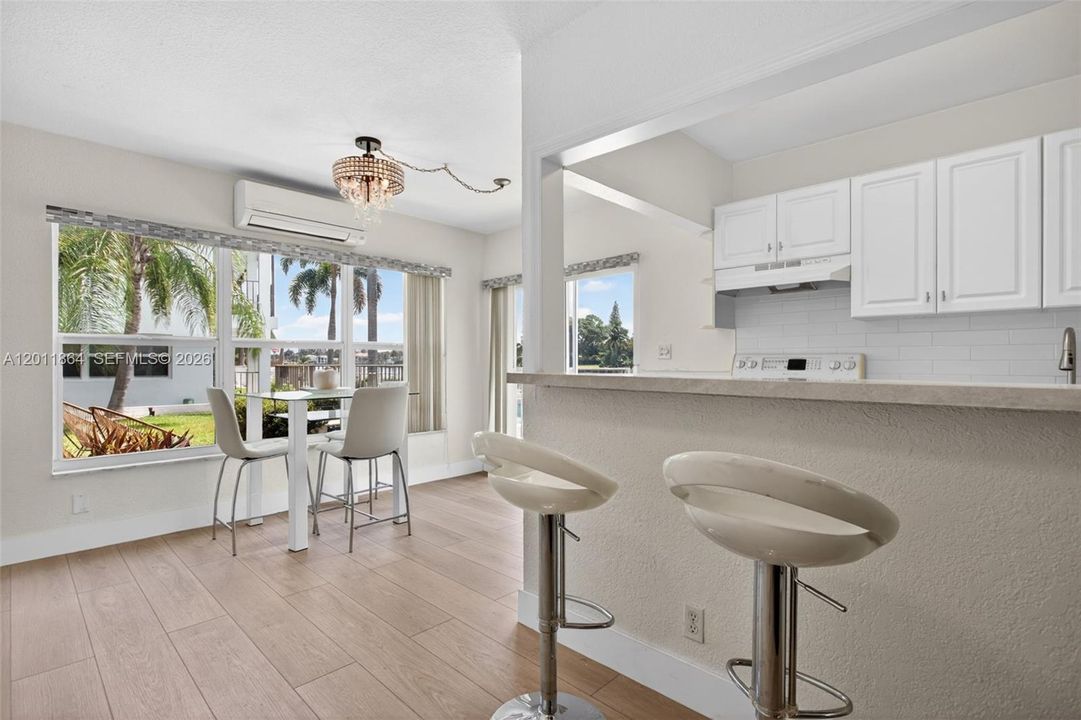 For Sale: $245,000 (1 beds, 1 baths, 678 Square Feet)