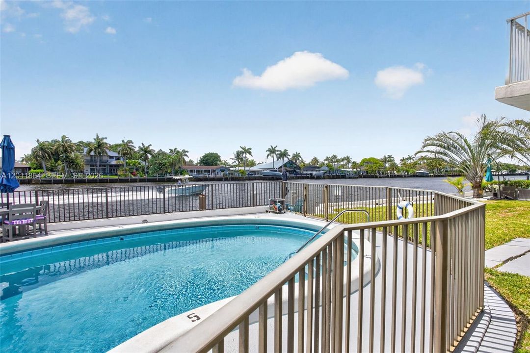 For Sale: $245,000 (1 beds, 1 baths, 678 Square Feet)