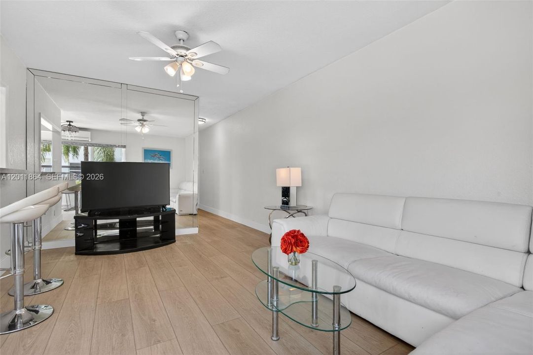 For Sale: $245,000 (1 beds, 1 baths, 678 Square Feet)
